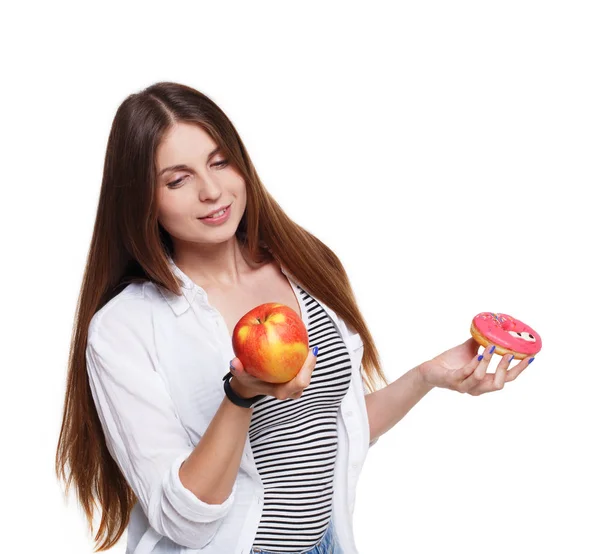 Güzel genç kadın üzerinde beyaz izole büyük kırmızı elma ile — Stok fotoğraf