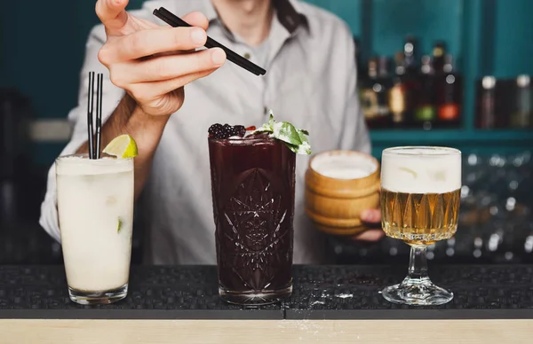 Barman face cocktailuri în barul clubului de noapte — Fotografie, imagine de stoc