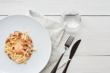 Geleneksel İtalyan makarna carbonara pastırma ve yumurta ile