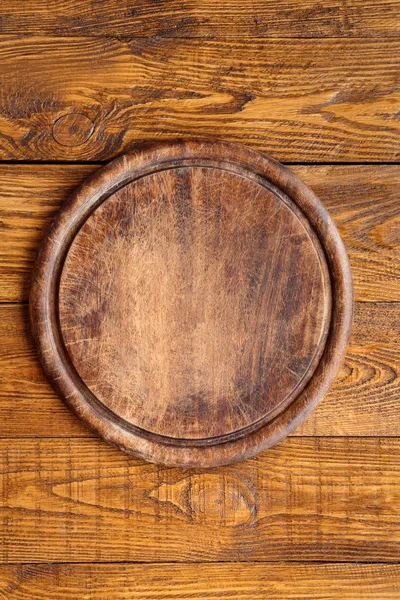 Дерев'яна кругла дошка для піци — стокове фото