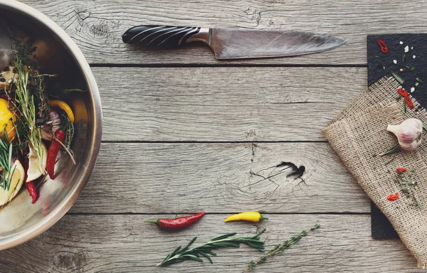 Cooking meat background, herbs and seasoning on wood — Stock Photo, Image