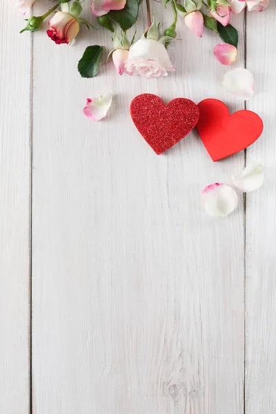 Fondo de San Valentín, corazones y flores en madera blanca — Foto de Stock