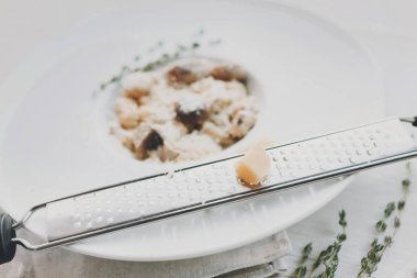 İtalyan mutfağı yemek, yaban mantarlı risotto için parmesan peyniri ızgara