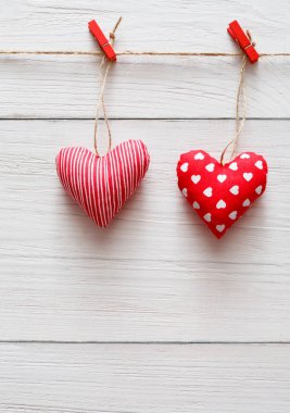 Sevgililer günü arka plan, yastık kalpler sınır ahşap üzerine