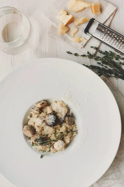 Risotto ai funghi selvatici con rosmarino e parmigiano, primo piano cucina italiana — Foto Stock