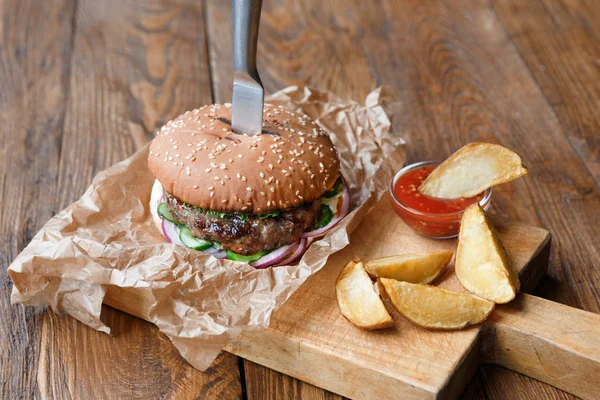 Fast Food auf einem Holztisch im Restaurant. Burger und Kartoffelkeile — Stockfoto