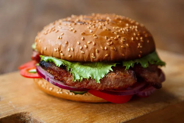 Klassischer amerikanischer Burger, Fast Food auf Holz-Hintergrund — Stockfoto