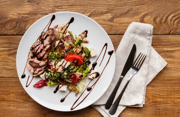 Comida de restaurante, ensalada de carne con cubos de queso —  Fotos de Stock