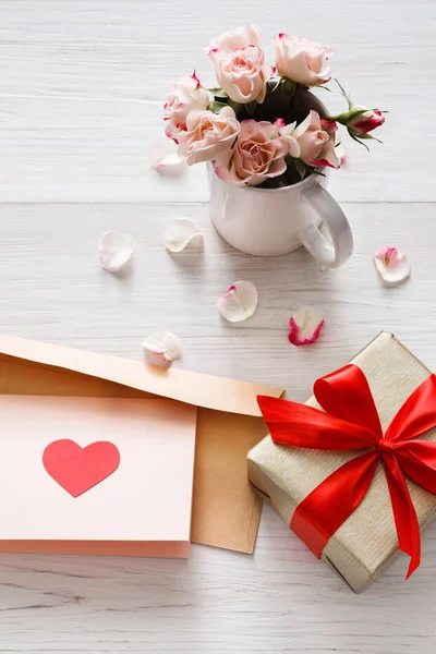 Tło valentine day, serca i kwiaty na biały drewno — Zdjęcie stockowe