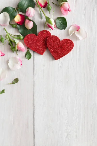 Dia dos namorados fundo, corações e flores em madeira branca — Fotografia de Stock