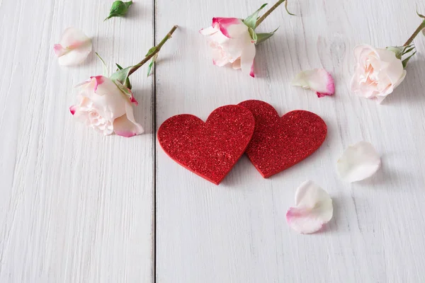 Fondo de San Valentín, corazones y flores en madera blanca — Foto de Stock