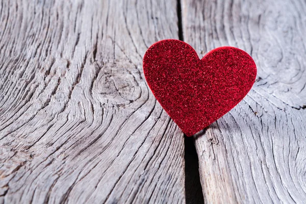 Fondo de San Valentín, corazón de madera en madera con espacio para copiar — Foto de Stock