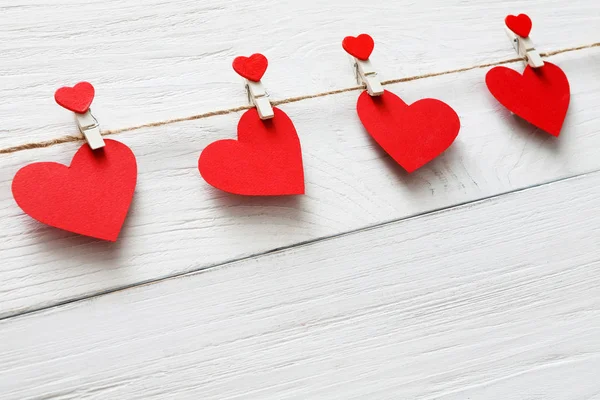 Fondo de San Valentín, corazones de papel bordean la madera, espacio para copiar — Foto de Stock