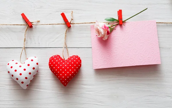 Valentine dag achtergrond, kussen harten grens op hout, kopie ruimte — Stockfoto