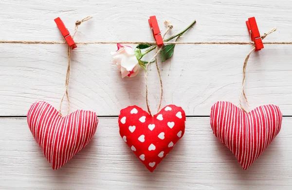 Valentinstag Hintergrund, Kissen Herzen Rand auf Holz — Stockfoto