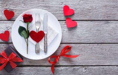 Romantik bir akşam yemeği kavramı. Sevgililer günü veya teklif arka plan