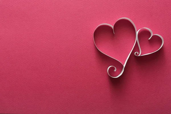 Dia dos namorados fundo, corações de papel artesanal em rosa — Fotografia de Stock