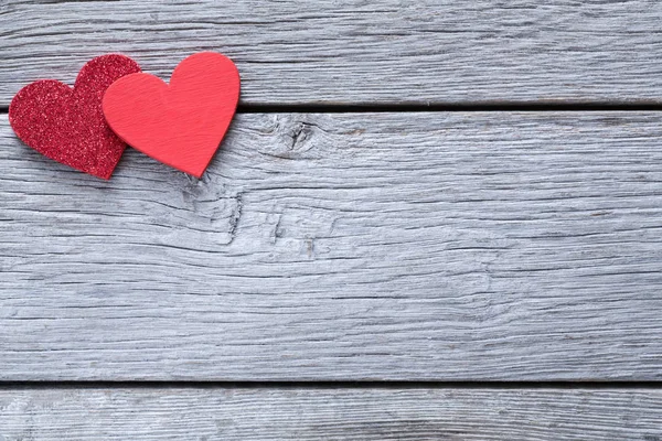 Valentine dag houten achtergrond, handgemaakte harten op hout, kopie ruimte — Stockfoto