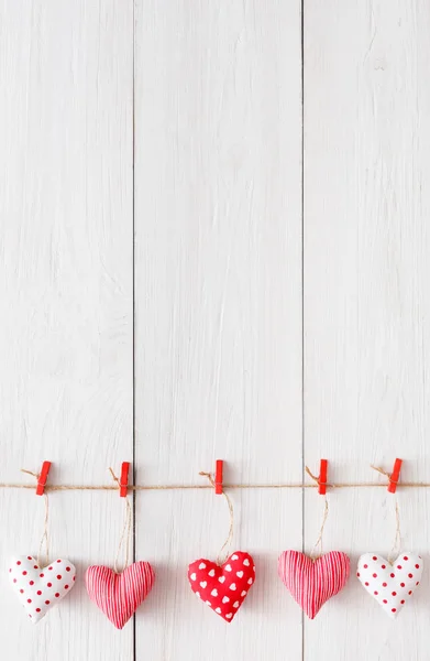 Fondo de San Valentín, corazones de almohada bordean la madera, espacio para copiar — Foto de Stock