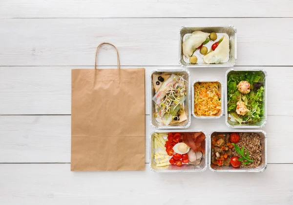 Sağlıklı gıda götürün kutularında, ahşap, üstten görünüm — Stok fotoğraf