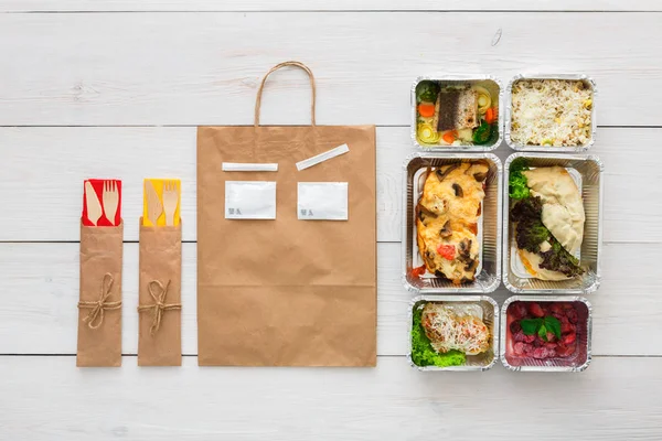 Gezond eten meenemen in vakken, bovenaanzicht op hout — Stockfoto