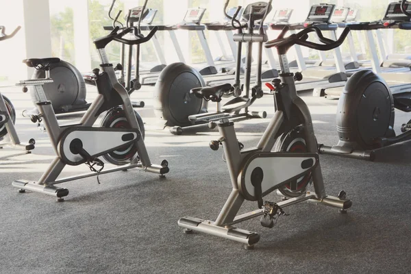 Modern bir spor salonu iç donanımları, fitness egzersiz bisikleti ile