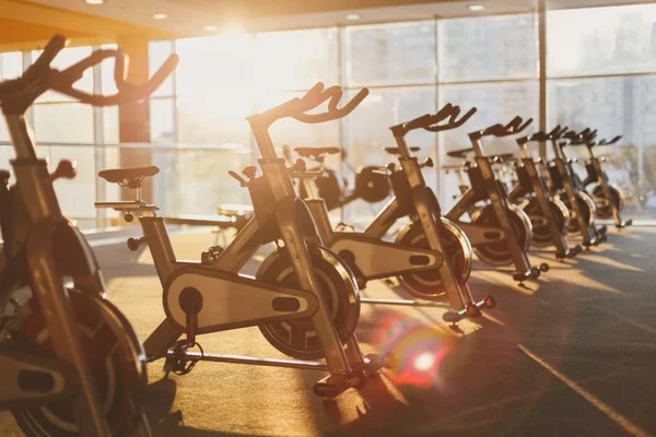 Interior moderno ginásio com equipamentos, bicicletas de exercício de fitness — Fotografia de Stock