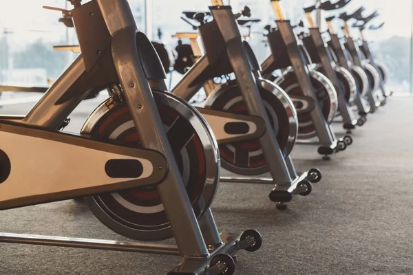 Modern bir spor salonu iç donanımları, fitness egzersiz bisikleti ile