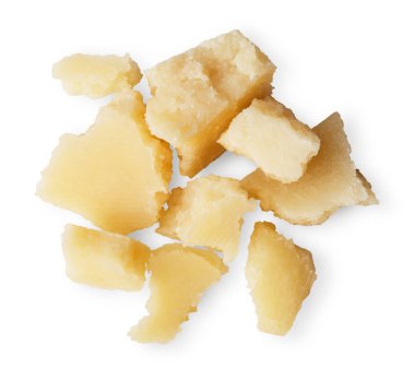 Beyaz arkaplanda yalıtılmış parmesan peyniri