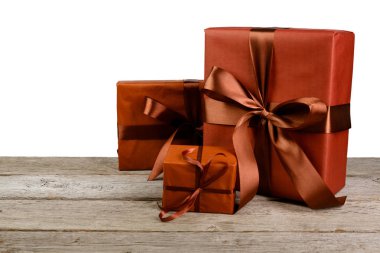 Noel tatil hediye kutuları üzerinde beyaz izole kağıt