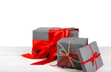 Kağıt üzerinde beyaz izole Noel tatil hediye kutuları sarılı