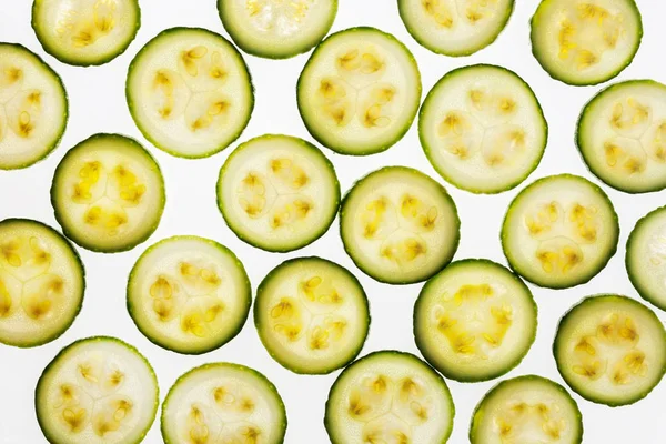 Hintergrundbeleuchtete Zucchini-Scheiben, abstrakter strukturierter Hintergrund — Stockfoto