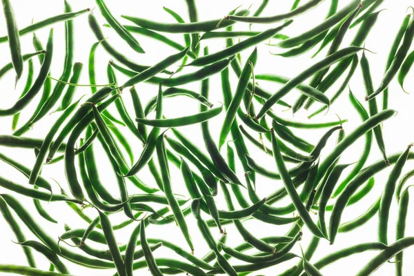 Retroiluminado de frijoles verdes franceses sobre fondo blanco, texturizado abstracto —  Fotos de Stock