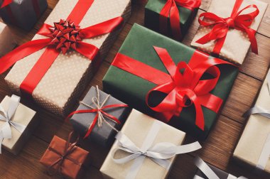 Bir sürü hediye kutuları odun, kağıt Noel hediyeleri