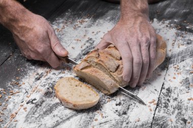 Fırın kavramı arka plan. Ekmek ekmek dilimleri kesme eller