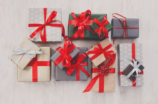 Bir sürü hediye kutuları ahşap üzerine, tatil gazetede sunar.