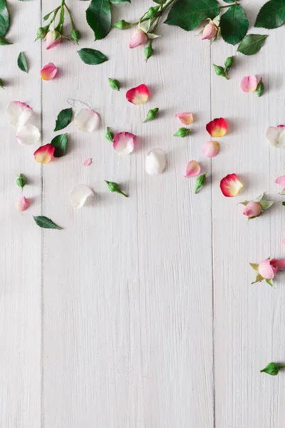 白い木のバレンタイン日背景、バラの花 — ストック写真