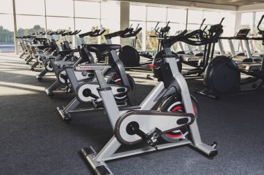 Modern bir spor salonu iç donanımları, fitness egzersiz bisikleti ile
