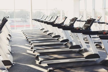 Modern bir spor salonu iç donanımları, fitness kardiyo egzersizi için koşu bandı ile