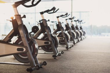 Modern bir spor salonu iç donanımları, fitness egzersiz bisikleti ile