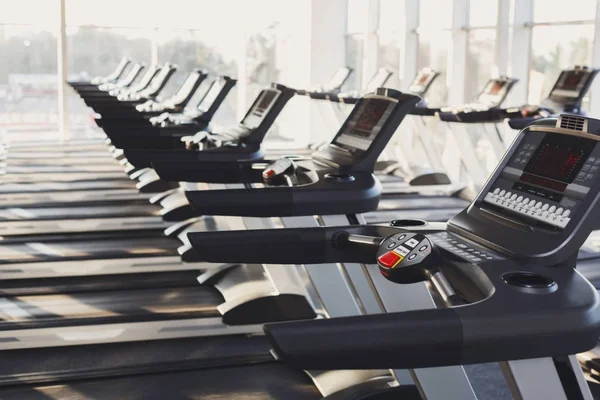 Modernt gym inreutrustning, löpband kontrollpaneler för konditionsträning — Stockfoto