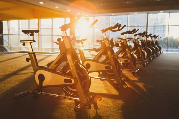 Modern bir spor salonu iç donanımları, fitness egzersiz bisikleti ile — Stok fotoğraf