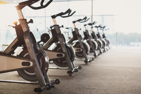 Interior moderno ginásio com equipamentos, bicicletas de exercício de fitness — Fotografia de Stock