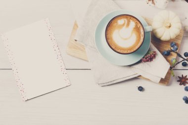 Kabak spice latte. Beyaz ahşap zemin üzerinde kahve Üstten Görünüm