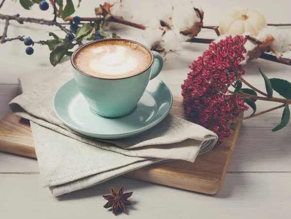 Pumpkin spice latte. Kaffekopp på vit trä bakgrund — Stockfoto