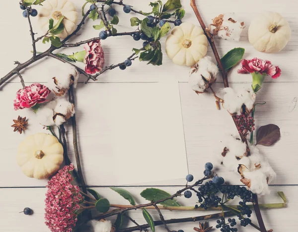 Квіткова рамка з сухих квітів на білому дереві, вид зверху . — стокове фото