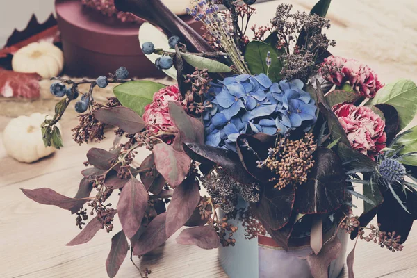 말린된 매 도우 꽃과 잎의 아름 다운가 꽃다발 구성 — 스톡 사진