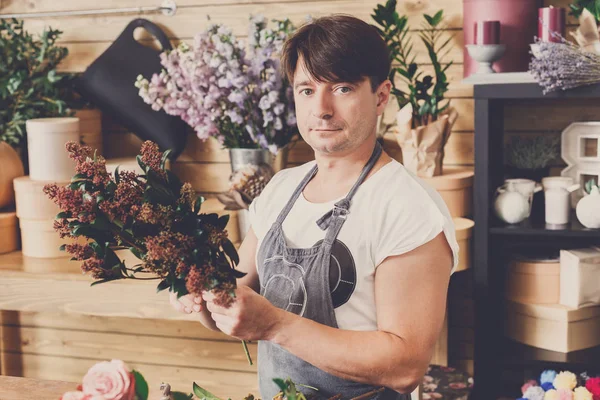Assistente homem na entrega loja de flores fazer buquê — Fotografia de Stock