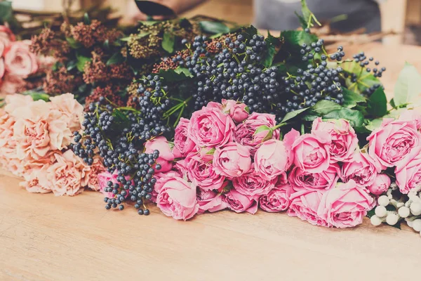 Fondo de floristería. Rosas frescas para entrega de ramo —  Fotos de Stock