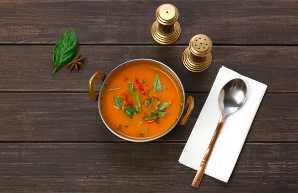 Vegano y vegetariano plato de cocina india, sopa cremosa de tomate picante — Foto de Stock